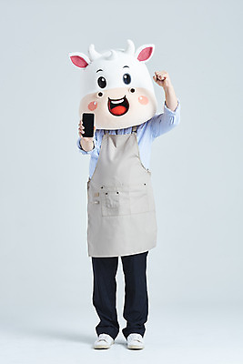 포토 JPG 스튜디오촬영 전신 남자 회색배경 새해 실내 한명 서기 들기 성인 앞모습 30대 스마트폰 앞치마 주먹 한국인 소띠 소캐릭터 동물탈 인형탈 성인남자한명만 2021년 소상공인 국내포토 직업 1 뷰포인트 동물캐릭터 백그라운드 모션 사람 동양인 내부 장년 경제 핸드폰 스마트기기 회색 십이지신 소 상인 연도 탈 남자한명만 성인남자만 파일형식