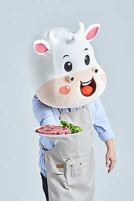 포토 JPG 스튜디오촬영 남자 회색배경 새해 실내 한명 들기 상반신 성인 옆모습 30대 앞치마 한국인 소고기 소띠 소캐릭터 동물탈 인형탈 성인남자한명만 2021년 소상공인 국내포토 직업 1 뷰포인트 동물캐릭터 백그라운드 모션 육류 사람 동양인 내부 장년 경제 회색 십이지신 소 상인 연도 탈 남자한명만 성인남자만 파일형식
