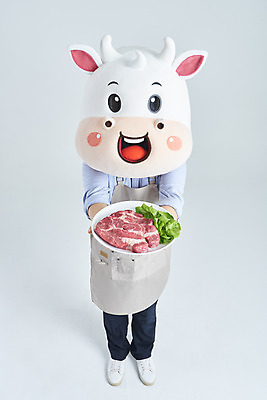 포토 JPG 스튜디오촬영 전신 남자 회색배경 새해 실내 생고기 한명 서기 들기 성인 앞모습 30대 앞치마 한국인 소고기 소띠 소캐릭터 동물탈 인형탈 성인남자한명만 2021년 소상공인 국내포토 직업 1 뷰포인트 동물캐릭터 백그라운드 모션 육류 사람 동양인 내부 장년 경제 회색 십이지신 소 상인 연도 탈 남자한명만 성인남자만 파일형식