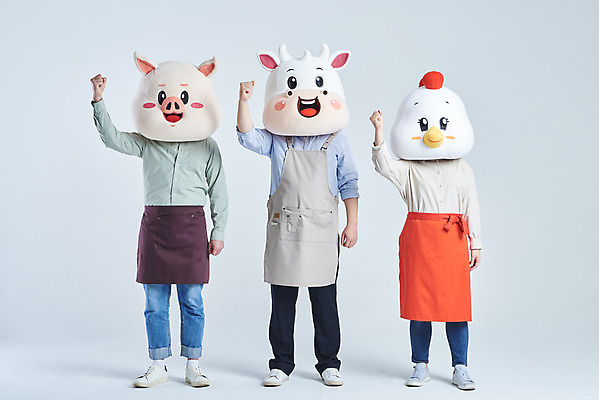 포토 JPG 스튜디오촬영 전신 여자 남자 40대 중년 회색배경 실내 서기 20대 성인 앞모습 세명 30대 손들기 파이팅 앞치마 주먹 한국인 소띠 닭 돼지 소 닭캐릭터 돼지캐릭터 소캐릭터 동물탈 인형탈 2021년 소상공인 국내포토 직업 뷰포인트 동물캐릭터 백그라운드 포유류 모션 조류 사람 동양인 청년 내부 장년 경제 회색 십이지신 상인 연도 탈 파일형식