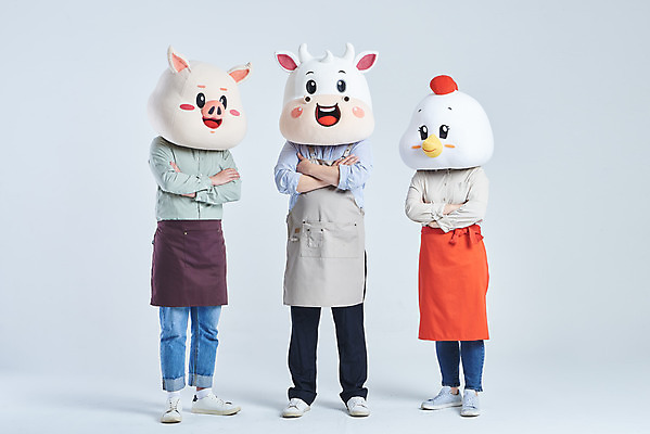 포토 JPG 스튜디오촬영 전신 여자 남자 40대 중년 회색배경 실내 서기 20대 성인 앞모습 옆모습 세명 30대 팔짱 앞치마 한국인 소띠 닭 돼지 소 닭캐릭터 돼지캐릭터 소캐릭터 동물탈 인형탈 2021년 소상공인 국내포토 직업 뷰포인트 동물캐릭터 백그라운드 포유류 모션 조류 사람 동양인 청년 내부 장년 경제 회색 십이지신 상인 연도 탈 파일형식