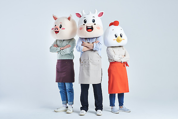 포토 JPG 스튜디오촬영 전신 여자 남자 40대 중년 회색배경 실내 서기 20대 성인 앞모습 옆모습 세명 30대 팔짱 앞치마 한국인 소띠 닭 돼지 소 닭캐릭터 돼지캐릭터 소캐릭터 동물탈 인형탈 2021년 소상공인 국내포토 직업 뷰포인트 동물캐릭터 백그라운드 포유류 모션 조류 사람 동양인 청년 내부 장년 경제 회색 십이지신 상인 연도 탈 파일형식