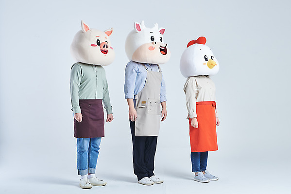 포토 JPG 스튜디오촬영 전신 응시 여자 남자 40대 중년 회색배경 실내 서기 20대 성인 옆모습 세명 30대 앞치마 한국인 소띠 닭 돼지 소 닭캐릭터 돼지캐릭터 소캐릭터 동물탈 인형탈 2021년 소상공인 국내포토 직업 시선 뷰포인트 동물캐릭터 백그라운드 포유류 모션 조류 사람 동양인 청년 내부 장년 경제 회색 십이지신 상인 연도 탈 파일형식