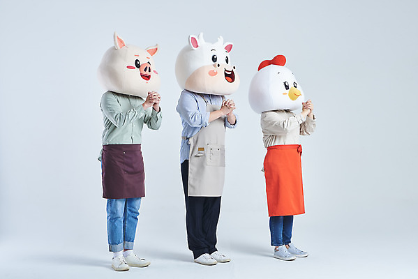 포토 JPG 스튜디오촬영 전신 여자 남자 40대 중년 회색배경 실내 서기 20대 성인 옆모습 세명 30대 앞치마 한국인 기도 소띠 닭 돼지 소 닭캐릭터 돼지캐릭터 소캐릭터 동물탈 인형탈 2021년 소상공인 국내포토 직업 뷰포인트 동물캐릭터 백그라운드 포유류 모션 조류 사람 동양인 청년 내부 장년 경제 회색 십이지신 상인 연도 탈 파일형식