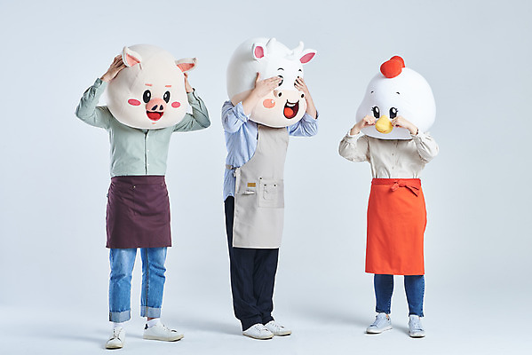 포토 JPG 스튜디오촬영 전신 여자 남자 40대 중년 회색배경 실내 서기 20대 성인 옆모습 세명 30대 앞치마 한국인 소띠 눈가림 닭 돼지 소 울음 괴로움 닭캐릭터 돼지캐릭터 소캐릭터 동물탈 인형탈 2021년 소상공인 국내포토 직업 감정 뷰포인트 동물캐릭터 백그라운드 포유류 모션 조류 표정 사람 동양인 청년 내부 장년 경제 회색 십이지신 가림 상인 연도 탈 파일형식