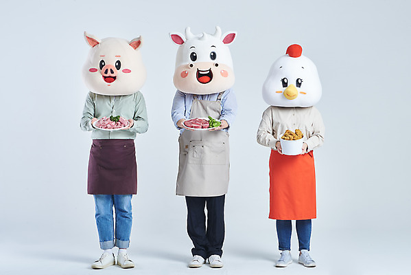 포토 JPG 스튜디오촬영 전신 여자 남자 40대 중년 회색배경 실내 돼지고기 서기 들기 20대 성인 앞모습 세명 30대 치킨 앞치마 한국인 소고기 소띠 닭 돼지 소 닭캐릭터 돼지캐릭터 소캐릭터 동물탈 인형탈 2021년 소상공인 국내포토 직업 뷰포인트 동물캐릭터 백그라운드 포유류 모션 조류 육류 사람 동양인 청년 내부 장년 경제 회색 십이지신 상인 연도 탈 닭고기요리 파일형식