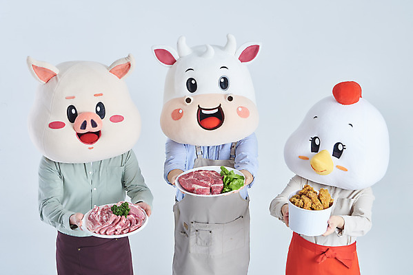 포토 JPG 스튜디오촬영 여자 남자 40대 중년 회색배경 실내 생고기 돼지고기 들기 상반신 20대 성인 앞모습 세명 30대 치킨 앞치마 한국인 소고기 소띠 닭 돼지 소 닭캐릭터 돼지캐릭터 소캐릭터 동물탈 인형탈 2021년 소상공인 국내포토 직업 뷰포인트 동물캐릭터 백그라운드 포유류 모션 조류 육류 사람 동양인 청년 내부 장년 경제 회색 십이지신 상인 연도 탈 닭고기요리 파일형식