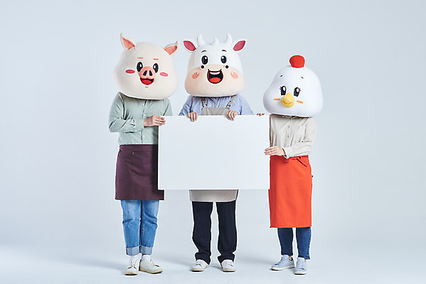 포토 JPG 스튜디오촬영 전신 배너 여자 남자 40대 중년 회색배경 사각프레임 실내 서기 들기 20대 성인 앞모습 세명 30대 앞치마 한국인 소띠 닭 돼지 소 닭캐릭터 돼지캐릭터 소캐릭터 동물탈 인형탈 2021년 소상공인 국내포토 직업 뷰포인트 동물캐릭터 백그라운드 포유류 모션 조류 프레임 사람 동양인 청년 내부 장년 경제 사각형 회색 십이지신 상인 연도 탈 파일형식