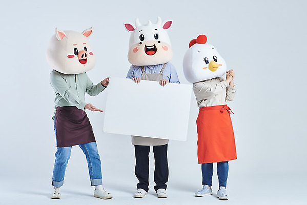 포토 JPG 스튜디오촬영 전신 배너 여자 남자 40대 중년 회색배경 사각프레임 실내 서기 들기 20대 성인 앞모습 옆모습 세명 30대 앞치마 한국인 소띠 가리킴 닭 돼지 소 닭캐릭터 돼지캐릭터 손모으기 소캐릭터 동물탈 인형탈 2021년 소상공인 국내포토 직업 뷰포인트 동물캐릭터 백그라운드 포유류 모션 조류 프레임 사람 동양인 손짓 청년 내부 장년 경제 사각형 회색 십이지신 상인 연도 탈 파일형식