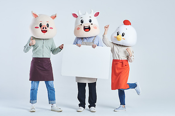 포토 JPG 스튜디오촬영 전신 배너 여자 남자 40대 중년 회색배경 사각프레임 실내 서기 들기 20대 성인 앞모습 세명 30대 파이팅 앞치마 한국인 소띠 닭 최고 돼지 소 닭캐릭터 돼지캐릭터 소캐릭터 다리들기 동물탈 인형탈 2021년 소상공인 국내포토 직업 뷰포인트 동물캐릭터 백그라운드 포유류 모션 조류 프레임 사람 동양인 청년 내부 장년 경제 사각형 회색 십이지신 상인 연도 탈 파일형식