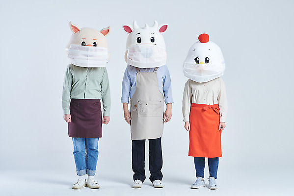 포토 JPG 스튜디오촬영 전신 여자 남자 40대 중년 회색배경 실내 마스크 서기 20대 성인 앞모습 세명 30대 앞치마 한국인 소띠 닭 돼지 소 닭캐릭터 돼지캐릭터 소캐릭터 동물탈 인형탈 2021년 소상공인 국내포토 직업 뷰포인트 동물캐릭터 백그라운드 포유류 모션 조류 사람 동양인 청년 내부 장년 경제 회색 십이지신 상인 연도 탈 파일형식