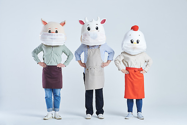 포토 JPG 스튜디오촬영 전신 여자 남자 40대 중년 허리손 회색배경 실내 마스크 서기 20대 성인 앞모습 세명 30대 앞치마 한국인 소띠 닭 돼지 소 닭캐릭터 돼지캐릭터 소캐릭터 동물탈 인형탈 2021년 소상공인 국내포토 직업 뷰포인트 동물캐릭터 포즈 백그라운드 포유류 모션 조류 사람 동양인 청년 내부 장년 경제 회색 십이지신 상인 연도 탈 파일형식