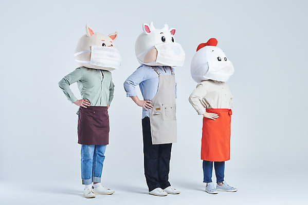 포토 JPG 스튜디오촬영 전신 응시 여자 남자 40대 허리손 회색배경 실내 마스크 서기 20대 옆모습 세명 30대 앞치마 한국인 소띠 닭 돼지 소 닭캐릭터 돼지캐릭터 소캐릭터 동물탈 인형탈 2021년 소상공인 국내포토 직업 시선 뷰포인트 중년 동물캐릭터 포즈 백그라운드 포유류 모션 조류 사람 동양인 청년 내부 장년 경제 회색 십이지신 상인 연도 탈 파일형식