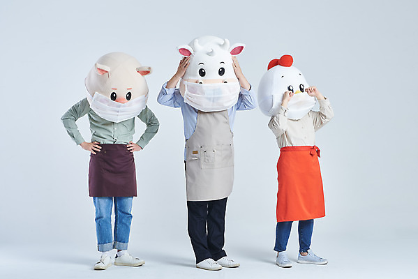 포토 JPG 스튜디오촬영 전신 여자 남자 40대 중년 회색배경 실내 마스크 서기 20대 성인 앞모습 세명 30대 앞치마 한국인 소띠 닭 돼지 소 좌절 한숨 울음 괴로움 닭캐릭터 돼지캐릭터 소캐릭터 동물탈 인형탈 손짚기 2021년 소상공인 국내포토 직업 감정 뷰포인트 동물캐릭터 백그라운드 컨셉 포유류 모션 조류 표정 사람 동양인 손짓 청년 내부 장년 경제 회색 십이지신 상인 연도 탈 파일형식