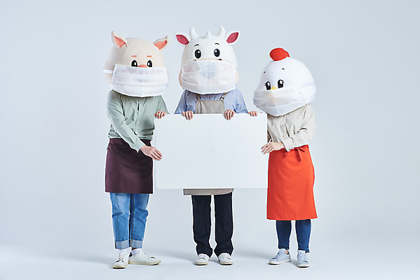 포토 JPG 스튜디오촬영 전신 배너 여자 남자 40대 중년 회색배경 사각프레임 실내 마스크 서기 들기 20대 성인 앞모습 세명 30대 앞치마 한국인 소띠 닭 돼지 소 닭캐릭터 돼지캐릭터 소캐릭터 동물탈 인형탈 2021년 소상공인 국내포토 직업 뷰포인트 동물캐릭터 백그라운드 포유류 모션 조류 프레임 사람 동양인 청년 내부 장년 경제 사각형 회색 십이지신 상인 연도 탈 파일형식