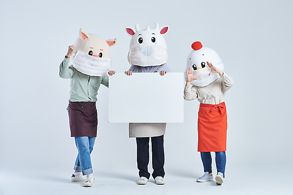 포토 JPG 스튜디오촬영 전신 배너 여자 남자 40대 중년 회색배경 사각프레임 실내 마스크 서기 들기 20대 성인 앞모습 세명 30대 파이팅 앞치마 외침 한국인 소띠 닭 돼지 소 닭캐릭터 돼지캐릭터 소캐릭터 동물탈 인형탈 2021년 소상공인 국내포토 직업 뷰포인트 동물캐릭터 백그라운드 포유류 모션 조류 프레임 사람 동양인 청년 내부 장년 경제 사각형 소리 회색 십이지신 상인 연도 탈 파일형식