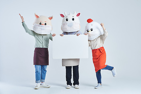 포토 JPG 스튜디오촬영 전신 배너 여자 남자 40대 중년 회색배경 사각프레임 실내 마스크 서기 들기 20대 성인 앞모습 옆모습 세명 30대 손들기 파이팅 앞치마 한국인 소띠 닭 돼지 소 닭캐릭터 돼지캐릭터 소캐릭터 다리들기 동물탈 인형탈 2021년 소상공인 국내포토 직업 뷰포인트 동물캐릭터 백그라운드 포유류 모션 조류 프레임 사람 동양인 청년 내부 장년 경제 사각형 회색 십이지신 상인 연도 탈 파일형식