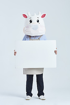 포토 JPG 스튜디오촬영 전신 배너 남자 회색배경 새해 사각프레임 실내 마스크 한명 서기 들기 성인 앞모습 30대 앞치마 한국인 소띠 소 소캐릭터 동물탈 인형탈 성인남자한명만 2021년 국내포토 1 뷰포인트 동물캐릭터 백그라운드 포유류 모션 프레임 사람 동양인 내부 장년 사각형 회색 십이지신 연도 탈 남자한명만 성인남자만 파일형식