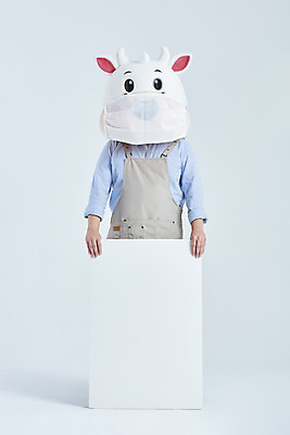 포토 JPG 스튜디오촬영 전신 배너 남자 회색배경 새해 사각프레임 실내 마스크 한명 서기 들기 성인 앞모습 30대 앞치마 한국인 소띠 소 소캐릭터 동물탈 인형탈 성인남자한명만 2021년 국내포토 1 뷰포인트 동물캐릭터 백그라운드 포유류 모션 프레임 사람 동양인 내부 장년 사각형 회색 십이지신 연도 탈 남자한명만 성인남자만 파일형식