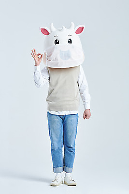 포토 JPG 스튜디오촬영 전신 남자 회색배경 새해 실내 마스크 한명 서기 20대 성인 앞모습 한국인 소띠 소 OK 소캐릭터 동물탈 인형탈 성인남자한명만 2021년 국내포토 1 뷰포인트 동물캐릭터 백그라운드 포유류 모션 사람 동양인 손짓 청년 내부 회색 십이지신 연도 탈 남자한명만 성인남자만 파일형식