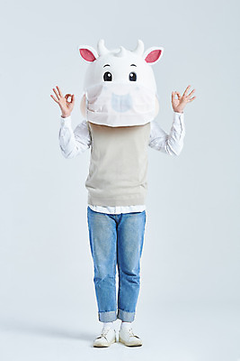 포토 JPG 스튜디오촬영 전신 남자 회색배경 새해 실내 마스크 한명 서기 20대 성인 앞모습 한국인 소띠 소 OK 소캐릭터 동물탈 인형탈 성인남자한명만 2021년 국내포토 1 뷰포인트 동물캐릭터 백그라운드 포유류 모션 사람 동양인 손짓 청년 내부 회색 십이지신 연도 탈 남자한명만 성인남자만 파일형식