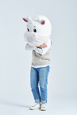 포토 JPG 스튜디오촬영 전신 남자 회색배경 새해 실내 건강 마스크 한명 서기 20대 성인 옆모습 팔짱 한국인 소띠 소 소캐릭터 동물탈 발열 인형탈 성인남자한명만 2021년 국내포토 1 뷰포인트 동물캐릭터 백그라운드 포유류 모션 사람 동양인 청년 내부 회색 십이지신 연도 탈 남자한명만 성인남자만 파일형식