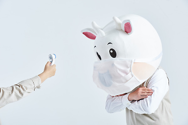 포토 JPG 스튜디오촬영 손 남자 회색배경 새해 실내 건강 마스크 한명 들기 20대 성인 옆모습 신체부위 한국인 소띠 온도계 체온계 소캐릭터 동물탈 인형탈 체온측정 성인남자한명만 2021년 비접촉체온계 국내포토 1 뷰포인트 동물캐릭터 백그라운드 모션 사람 동양인 청년 내부 회색 십이지신 소 연도 측정 탈 남자한명만 성인남자만 파일형식