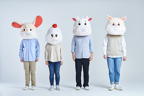 포토 JPG 스튜디오촬영 전신 여자 남자 40대 중년 회색배경 새해 실내 건강 마스크 서기 여러명 20대 성인 앞모습 30대 한국인 소띠 닭 돼지 소 쥐 닭캐릭터 쥐캐릭터 돼지캐릭터 소캐릭터 동물탈 인형탈 2021년 국내포토 뷰포인트 동물캐릭터 다수 백그라운드 포유류 모션 조류 사람 동양인 청년 내부 장년 회색 십이지신 설치류 연도 탈 파일형식