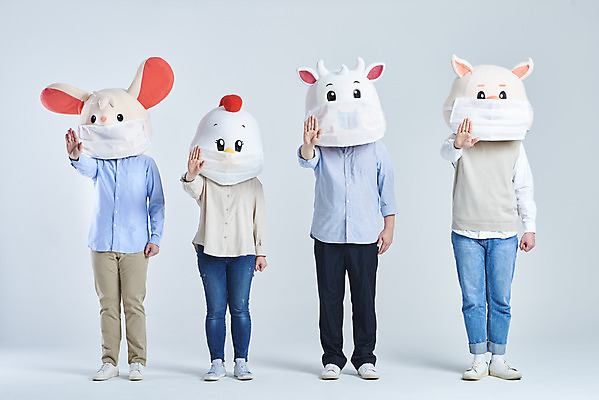 포토 JPG 스튜디오촬영 전신 여자 남자 40대 중년 회색배경 새해 실내 마스크 서기 여러명 20대 성인 앞모습 30대 한국인 소띠 닭 돼지 소 쥐띠 쥐 예방 닭캐릭터 쥐캐릭터 돼지캐릭터 소캐릭터 손뻗기 동물탈 인형탈 2021년 국내포토 뷰포인트 동물캐릭터 다수 백그라운드 포유류 모션 조류 사람 동양인 청년 내부 장년 회색 십이지신 설치류 연도 탈 파일형식