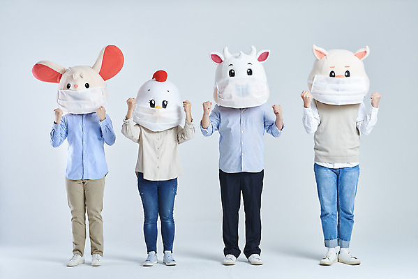 포토 JPG 스튜디오촬영 전신 여자 남자 40대 중년 회색배경 새해 실내 마스크 서기 여러명 20대 성인 앞모습 30대 파이팅 한국인 소띠 닭 돼지 소 쥐 닭캐릭터 쥐캐릭터 돼지캐릭터 소캐릭터 동물탈 인형탈 2021년 국내포토 뷰포인트 동물캐릭터 다수 백그라운드 포유류 모션 조류 사람 동양인 청년 내부 장년 회색 십이지신 설치류 연도 탈 파일형식