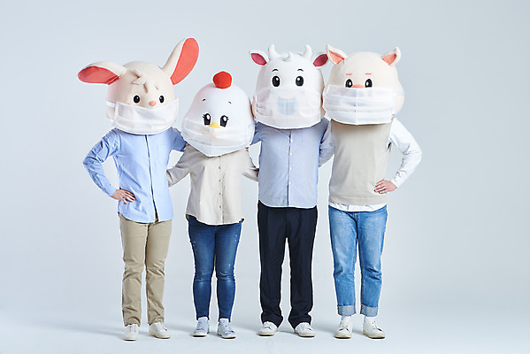 포토 JPG 스튜디오촬영 전신 여자 남자 40대 중년 허리손 회색배경 어깨동무 새해 실내 마스크 서기 여러명 20대 성인 앞모습 30대 한국인 소띠 닭 돼지 소 쥐 닭캐릭터 쥐캐릭터 돼지캐릭터 소캐릭터 동물탈 인형탈 2021년 국내포토 뷰포인트 동물캐릭터 포즈 다수 백그라운드 포유류 모션 조류 사람 동양인 청년 내부 장년 회색 십이지신 설치류 연도 탈 파일형식