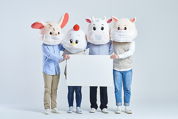 포토 JPG 스튜디오촬영 전신 배너 여자 남자 40대 중년 회색배경 새해 사각프레임 실내 건강 마스크 서기 들기 여러명 20대 성인 앞모습 30대 한국인 소띠 닭 돼지 소 쥐 닭캐릭터 쥐캐릭터 돼지캐릭터 소캐릭터 동물탈 인형탈 2021년 국내포토 뷰포인트 동물캐릭터 다수 백그라운드 포유류 모션 조류 프레임 사람 동양인 청년 내부 장년 사각형 회색 십이지신 설치류 연도 탈 파일형식
