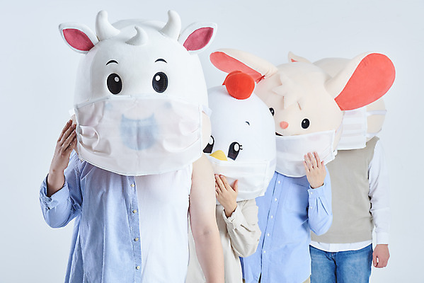 포토 JPG 스튜디오촬영 여자 남자 40대 중년 회색배경 새해 실내 건강 주사기 마스크 여러명 상반신 20대 성인 앞모습 30대 한국인 소띠 닭 소 쥐 닭캐릭터 쥐캐릭터 입가림 소캐릭터 동물탈 백신 인형탈 접종 줄서기 2021년 백신접종 부스터샷 위드코로나 국내포토 뷰포인트 동물캐릭터 다수 백그라운드 포유류 의학 의료기기 모션 조류 사람 동양인 청년 내부 장년 회색 십이지신 가림 설치류 연도 사회이슈 탈 파일형식