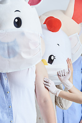 포토 JPG 스튜디오촬영 손 여자 남자 40대 회색배경 새해 실내 건강 주사기 마스크 들기 상반신 20대 앞모습 신체부위 세명 30대 한국인 소띠 닭 소 쥐 예방 닭캐릭터 소캐릭터 동물탈 백신 인형탈 전염병 접종 줄서기 2021년 소상공인 백신접종 부스터샷 위드코로나 국내포토 직업 뷰포인트 중년 동물캐릭터 백그라운드 포유류 의학 의료기기 모션 조류 사람 동양인 청년 내부 장년 경제 회색 십이지신 질병 설치류 상인 연도 사회이슈 탈 파일형식