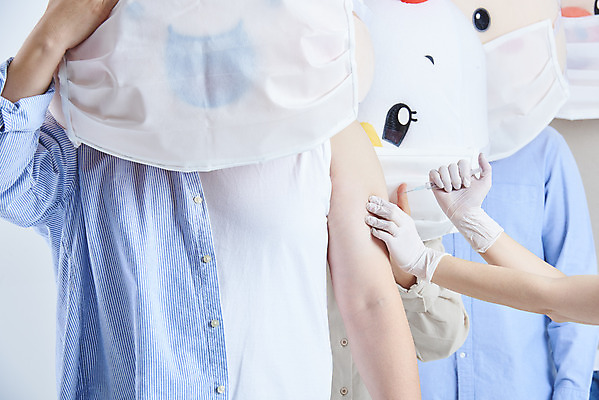 포토 JPG 스튜디오촬영 손 여자 남자 40대 중년 회색배경 새해 실내 건강 주사기 마스크 들기 여러명 20대 성인 앞모습 신체부위 30대 한국인 소띠 닭 소 쥐 닭캐릭터 쥐캐릭터 소캐릭터 동물탈 백신 인형탈 접종 줄서기 2021년 백신접종 부스터샷 위드코로나 국내포토 뷰포인트 동물캐릭터 다수 백그라운드 포유류 의학 의료기기 모션 조류 사람 동양인 청년 내부 장년 회색 십이지신 설치류 연도 사회이슈 탈 파일형식