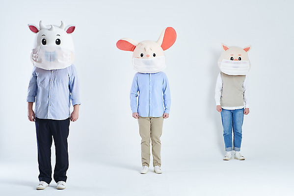 포토 JPG 스튜디오촬영 전신 남자 회색배경 새해 실내 건강 마스크 서기 20대 앞모습 세명 30대 한국인 소띠 돼지 소 쥐 쥐캐릭터 돼지캐릭터 소캐릭터 동물탈 인형탈 성인남자만 2021년 코로나바이러스 사회적거리두기 포스트코로나 델타변이바이러스 위드코로나 국내포토 캠페인 뷰포인트 동물캐릭터 백그라운드 포유류 모션 사람 동양인 청년 내부 장년 회색 십이지신 바이러스 설치류 연도 사회이슈 탈 남자만 성인만 파일형식