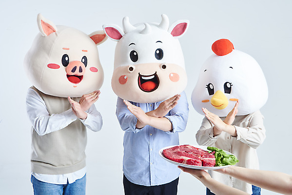 포토 JPG 스튜디오촬영 손 여자 남자 40대 중년 회색배경 새해 실내 생고기 들기 상반신 20대 성인 앞모습 신체부위 세명 30대 한국인 소고기 금지 소띠 닭 돼지 소 X 거절 아니오 닭캐릭터 돼지캐릭터 소캐릭터 동물탈 인형탈 엄격한 2021년 국내포토 알파벳 뷰포인트 동물캐릭터 백그라운드 컨셉 포유류 모션 조류 육류 사람 동양인 청년 내부 장년 회색 십이지신 연도 탈 파일형식