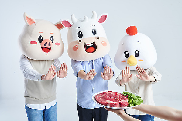 포토 JPG 스튜디오촬영 손 여자 남자 40대 중년 회색배경 새해 실내 생고기 육류 들기 상반신 20대 성인 앞모습 옆모습 신체부위 세명 30대 한국인 소고기 소띠 닭 돼지 소 거절 닭캐릭터 돼지캐릭터 소캐릭터 동물탈 인형탈 2021년 국내포토 뷰포인트 동물캐릭터 백그라운드 컨셉 식재료 포유류 모션 조류 사람 동양인 청년 내부 장년 회색 십이지신 연도 탈 파일형식