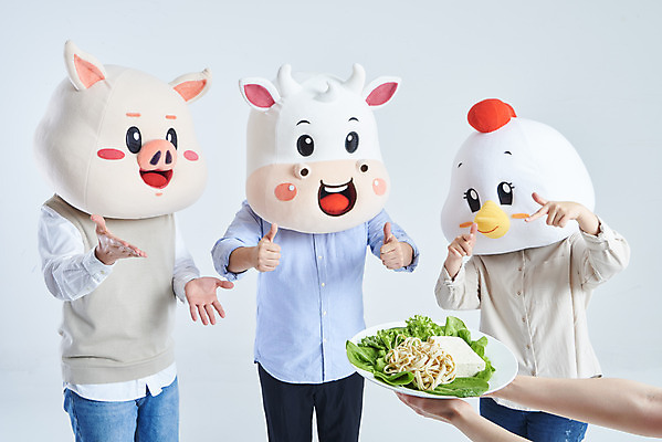 포토 JPG 스튜디오촬영 손 여자 남자 40대 중년 회색배경 새해 실내 들기 상반신 20대 성인 앞모습 옆모습 신체부위 세명 30대 한국인 소띠 가리킴 닭 최고 돼지 소 닭캐릭터 두부 돼지캐릭터 소캐릭터 동물탈 인형탈 2021년 콩고기 국내포토 뷰포인트 동물캐릭터 백그라운드 포유류 모션 조류 사람 동양인 손짓 청년 내부 장년 회색 십이지신 연도 탈 파일형식 베지푸드 비건음식