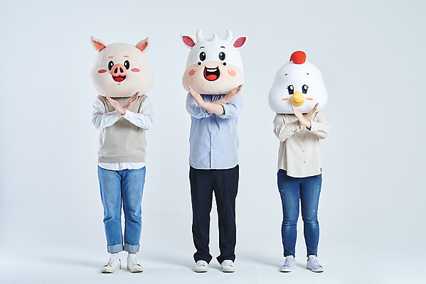 포토 JPG 스튜디오촬영 전신 여자 남자 40대 중년 회색배경 새해 실내 서기 손짓 20대 성인 앞모습 세명 30대 한국인 금지 소띠 닭 돼지 소 X 아니오 닭캐릭터 돼지캐릭터 소캐릭터 동물탈 인형탈 엄격한 2021년 국내포토 알파벳 뷰포인트 동물캐릭터 백그라운드 포유류 모션 조류 사람 동양인 청년 내부 장년 회색 십이지신 연도 탈 파일형식