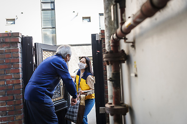 포토 JPG 주간 여자 노년 남자 마스크 들기 상반신 성인 야외 두명 앞모습 뒷모습 30대 한국인 봉사 노인복지 대문 파이프 70대 사회복지사 독거노인 반가움 국내포토 자연요소 직업 감정 뷰포인트 모션 사람 동양인 장년 문 도움 사회복지 복지 파일형식