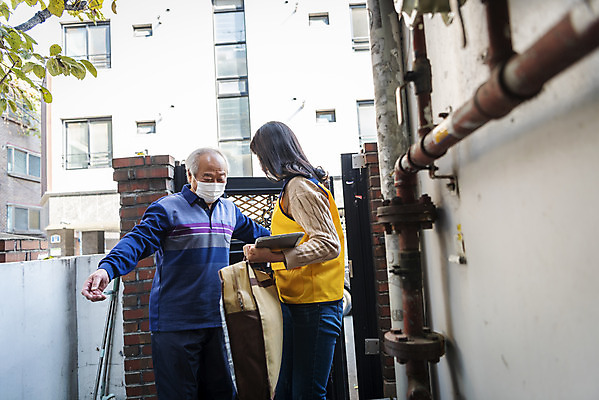 포토 JPG 주간 여자 노년 남자 팔벌리기 들기 상반신 성인 야외 두명 옆모습 30대 한국인 봉사 노인복지 대문 파이프 70대 사회복지사 독거노인 반가움 국내포토 자연요소 직업 감정 뷰포인트 모션 사람 동양인 장년 문 도움 사회복지 복지 파일형식