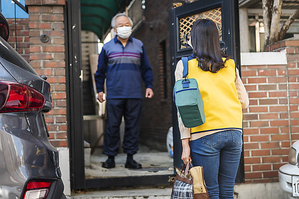 포토 JPG 주간 전신 여자 노년 남자 가방 서기 들기 상반신 성인 야외 두명 앞모습 뒷모습 30대 한국인 봉사 노인복지 대문 70대 사회복지사 독거노인 반가움 국내포토 자연요소 직업 잡화 감정 뷰포인트 모션 사람 동양인 장년 문 도움 사회복지 복지 파일형식