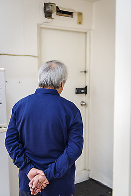 포토 JPG 노년 남자 실내 한명 상반신 뒷모습 한국인 기다림 고독 현관문 뒷짐 노인복지 70대 독거노인 노인남자한명만 국내포토 1 감정 뷰포인트 모션 사람 동양인 성인 내부 문 복지 남자한명만 노인남자만 파일형식