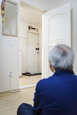 포토 JPG 노년 남자 실내 한명 앉기 상반신 뒷모습 거울 방 한국인 기다림 고독 소프트포커스 현관문 노인복지 70대 독거노인 노인남자한명만 국내포토 1 감정 뷰포인트 모션 촬영기법 사람 동양인 성인 내부 문 복지 남자한명만 노인남자만 파일형식