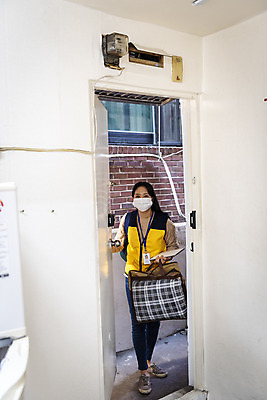 포토 JPG 주간 전신 여자 가방 실내 마스크 한명 서기 들기 성인 앞모습 30대 한국인 봉사 오픈 입장 현관문 노인복지 방문 사회복지사 독거노인 성인여자한명만 국내포토 자연요소 직업 1 잡화 노년 뷰포인트 모션 사람 동양인 내부 장년 문 도움 사회복지 복지 여자한명만 성인여자만 파일형식