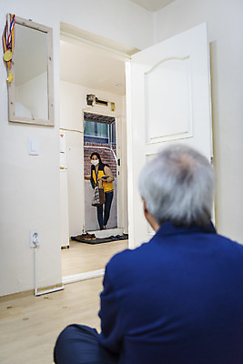 포토 JPG 전신 여자 노년 남자 실내 마스크 들기 앉기 상반신 성인 두명 옆모습 뒷모습 30대 한국인 봉사 현관문 노인복지 70대 방문 사회복지사 독거노인 국내포토 직업 뷰포인트 모션 사람 동양인 내부 장년 문 도움 사회복지 복지 파일형식