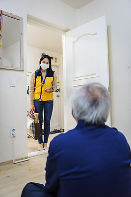 포토 JPG 전신 여자 노년 남자 실내 마스크 들기 앉기 상반신 성인 두명 앞모습 뒷모습 30대 한국인 인사 봉사 현관문 노인복지 70대 방문 사회복지사 독거노인 국내포토 직업 뷰포인트 모션 사람 동양인 내부 장년 문 예절 도움 사회복지 복지 파일형식