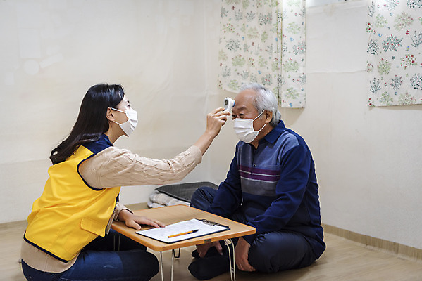 포토 JPG 전신 여자 노년 남자 실내 마스크 들기 앉기 성인 두명 옆모습 30대 건강관리 한국인 봉사 체온계 책상 노인복지 70대 사회복지사 독거노인 보살핌 체온측정 비접촉체온계 국내포토 직업 뷰포인트 가구 모션 건강 관리 사람 동양인 내부 장년 도움 온도계 사회복지 복지 측정 파일형식