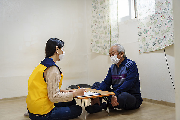 포토 JPG 전신 여자 노년 남자 실내 마스크 들기 앉기 성인 두명 옆모습 30대 건강관리 한국인 기록 봉사 책상 노인복지 70대 사회복지사 독거노인 보살핌 국내포토 직업 뷰포인트 가구 모션 건강 관리 사람 동양인 내부 장년 도움 사회복지 복지 파일형식
